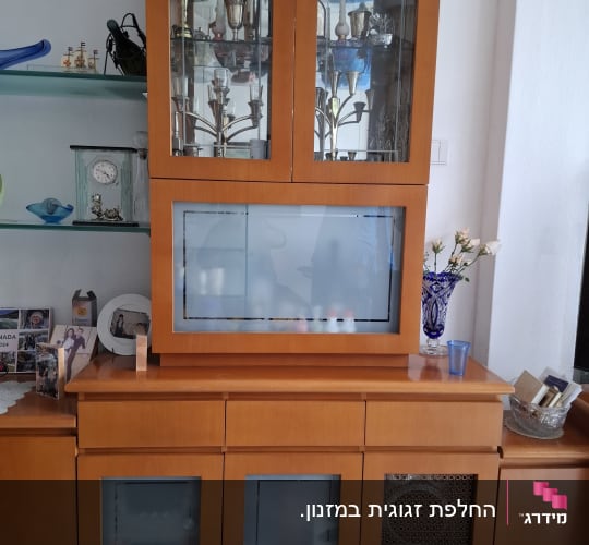 ארון ויטרינה מעץ עם דלתות ומדפי זכוכית ומדפי זכוכית צפים
